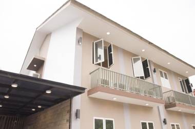 RedDoorz Plus Syariah near Manggarai Station 3