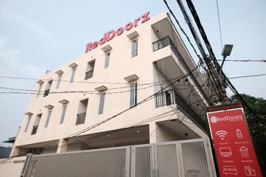 RedDoorz near Taman Palem