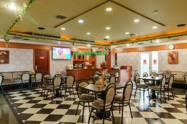 RedDoorz Plus near Dunia Fantasi Ancol