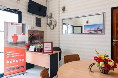 RedDoorz Plus near Hayam Wuruk 2