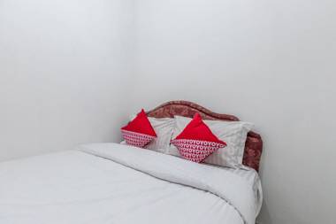 Vaccinated Staff - OYO 1082 Kost Arie 1