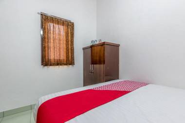 Vaccinated Staff - OYO 1082 Kost Arie 1