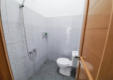 RedDoorz Syariah near Kota Cinema Mall Jatiasih