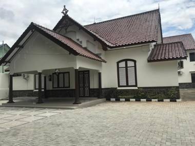 Vaccinated Staff - OYO 90183 Mess Kavaleri Heritage Syariah