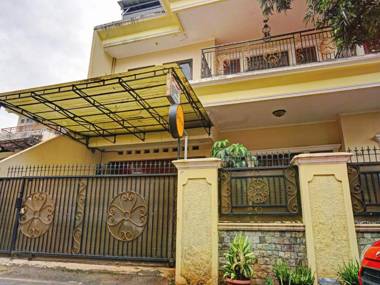 SPOT ON 90295 Simprug Residence