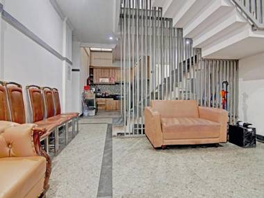 OYO 90432 Family Residence