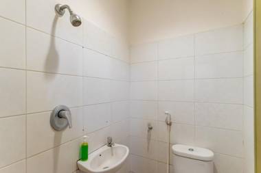 RedDoorz near Stasiun Juanda Jakarta