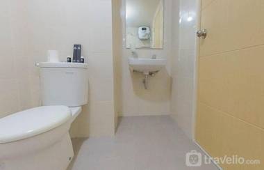 Warm Studio Room at Amethyst Kemayoran By Travelio