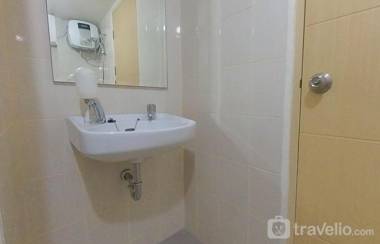 Warm Studio Room at Amethyst Kemayoran By Travelio