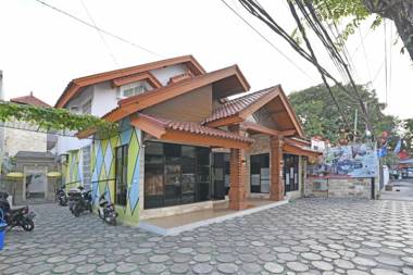 RedDoorz Plus @ Mahendradatta Denpasar