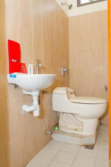 RedDoorz near Pasar Pagi Cirebon 2