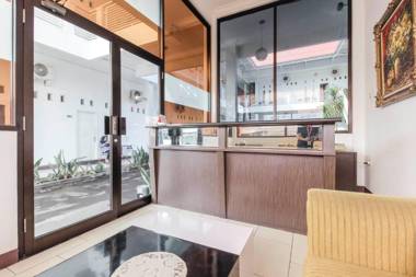 RedDoorz near Kejaksan Station Cirebon