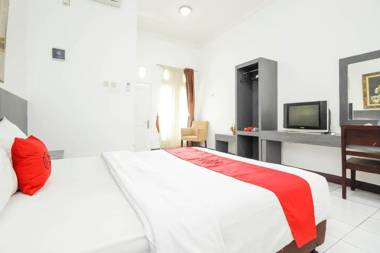 RedDoorz near Kejaksan Station Cirebon