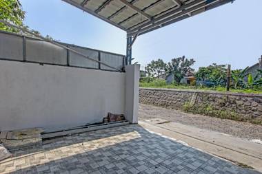 SPOT ON 91506 Guest House Putri Raja