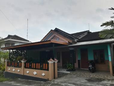 OYO Homes 91083 Desa Wisata Plosokuning Syariah
