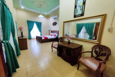 Vaccinated Staff - OYO 2994 Hotel Wedika