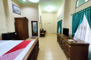 Vaccinated Staff - OYO 2994 Hotel Wedika