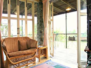 De Villa Istana Bunga by HouseinBandung