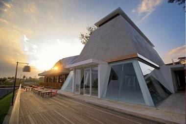 The House Tour Uphill