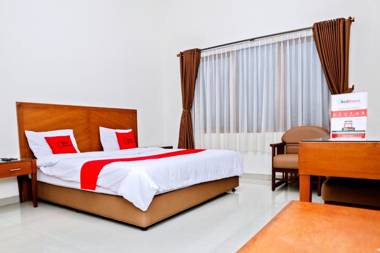 Residences by RedDoorz near Rumah Mode