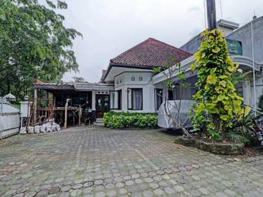 OYO 90479 The Ethnic Hotel Bandung all Suites