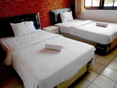 Rumah Syariah & Kolam Renang Bugenville Guesthouse