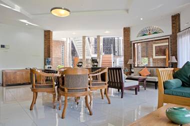 RedDoorz Plus near Dago Pakar