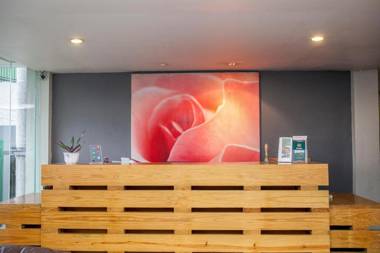 RedDoorz Plus near Asia Afrika 3