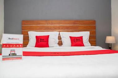 RedDoorz Plus near Asia Afrika 3