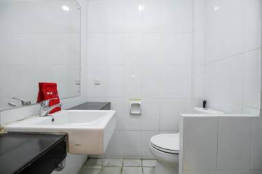 RedDoorz Near Trans Studio Mall 3