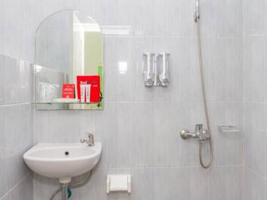 RedDoorz near Pasar Baru Bandung