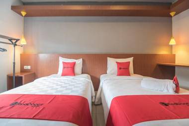 RedDoorz Plus @ Dago Pojok 3