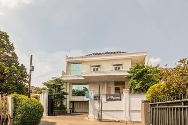 OYO Flagship 1308 Darmo Residence