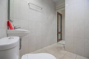 RedDoorz plus near Museum Geologi Bandung