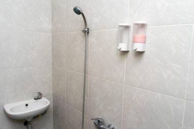 RedDoorz near Setrasari Mall 4