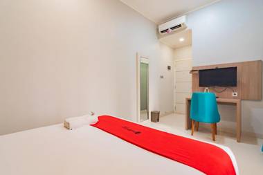 RedDoorz Plus @ Point Phila Cihampelas