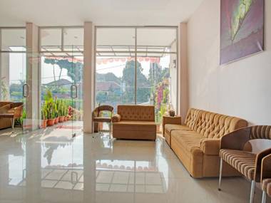 OYO 3876 The Aurora Inn Lembang