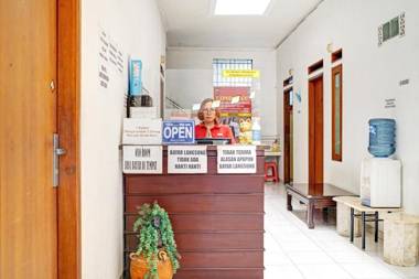 OYO 1932 Srimahi Residence