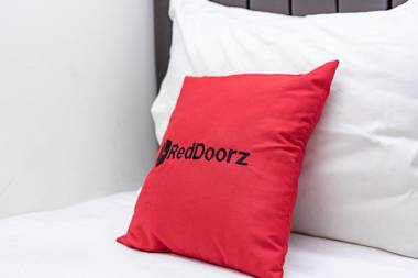 RedDoorz near Alun Alun Bandung 2