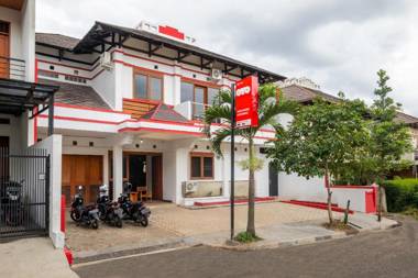 OYO 2728 Sinulingga Near RS Hermina Pasteur