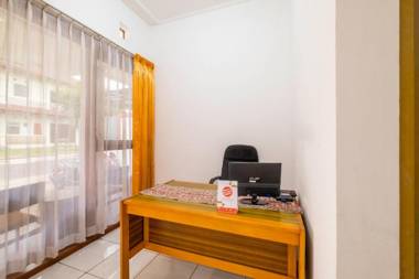 OYO 2728 Sinulingga Near RS Hermina Pasteur