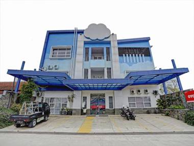 Vaccinated Staff - OYO 90324 Si Jalak Guest House