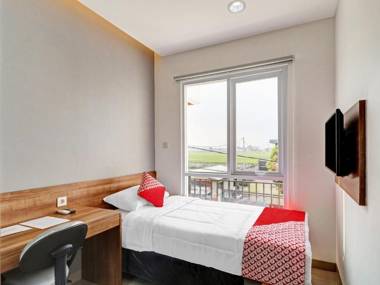 Vaccinated Staff - OYO 90398 Socialite Residence Hotel