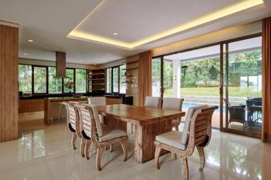 Cemara Villa 4 bedroom with a private pool