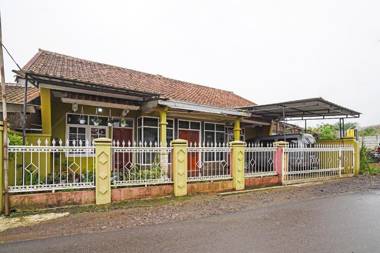 OYO Homes 90914 Eco Tourism Desa Cipada Bukit Senyum Homestay Syariah