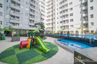 Classic Executive 1BR Parahyangan Apt By Travelio