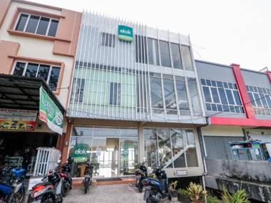 RedDoorz near Terminal Batu Ampar