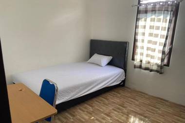 SPOT ON 91616 Kharisma Guest House