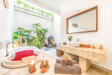 Villa Milano - Private 6 BDR Villa in Seminyak prime Location Pool & Garden