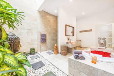 Villa Milano - Private 6 BDR Villa in Seminyak prime Location Pool & Garden